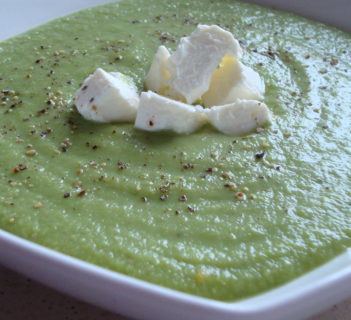 Zielony krem z bobu z dodatkiem fety