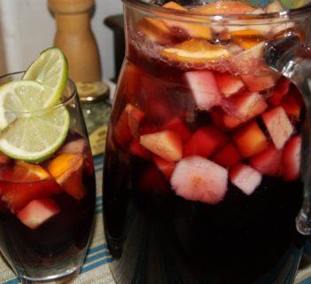 Chłodzący koktajl z wina wytrawnego i owoców