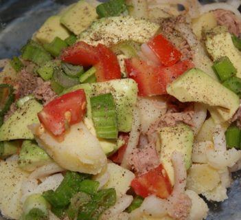 Sałatka z ziemniaków i awokado