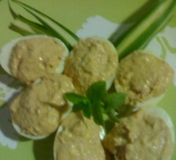 Jajka faszerowane tuñczykiem z sosem ostrym