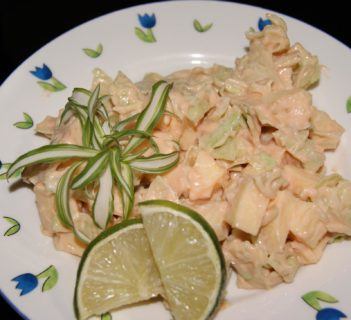 Sałatka z sałaty lodowej i jabłka z ostrym sosem