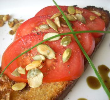 Bruschetta z pomidorem i olejem z pestek dyni