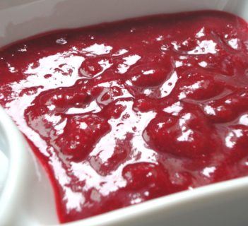 Błyszczący sos z czerwonych borówek