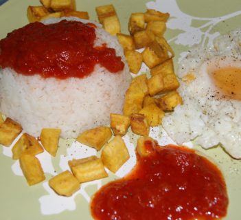 Ryż z jajkiem sadzonym i bananem