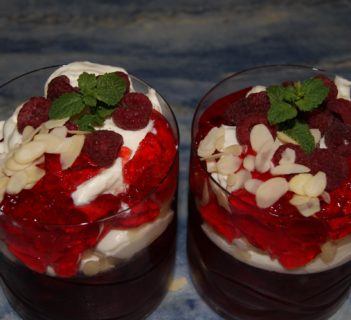 Deser z malin i galaretki