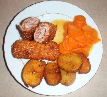 Roladki schabowe z serem i salami w sezamie