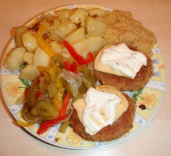 Kotlety mielone z żółtym serem i sosem tatarskim