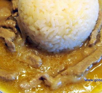 Ryż z sosem curry i wołowiną