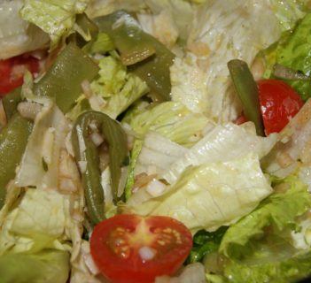 Salatka z zieloną fasolką i bazylią