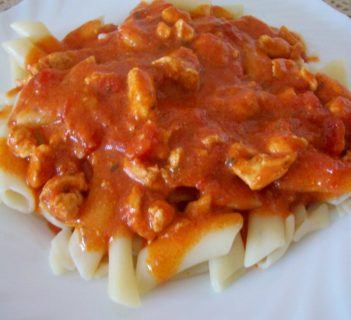 Makaron z sosem i dodatkiem kurczaka