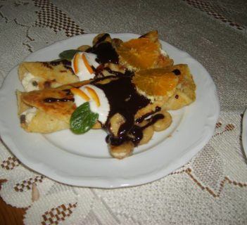 Naleśniki z serem i sosem czekoladowym