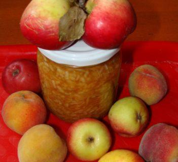 Jabłka w soku brzoskwiniowym