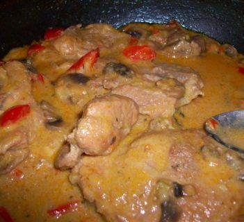 Cielęcina w sosie paprykowo pieczarkowym