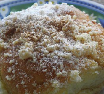 Bułeczki drożdżowe ze śliwkami i kruszonką