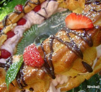 Ptysiowy okrąg z truskawkami