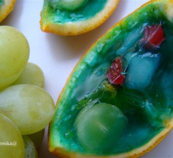 Kolorowe galaretki w owocach