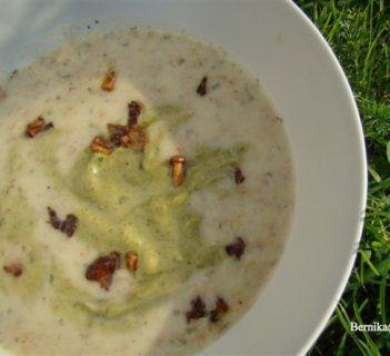 Kolorowa zupa z cukinii i kurek