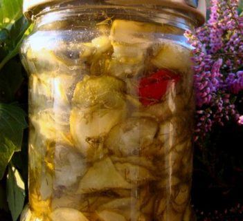 Sałatka słodko-kwasna z ogórków