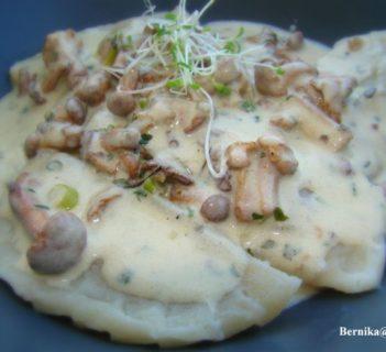 Pierogi g kurkami w sosie śmietanowo-kurkowym