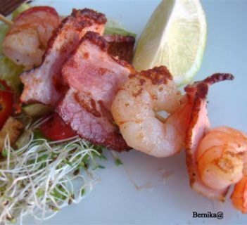 Szaszłyki z krewetek i boczku