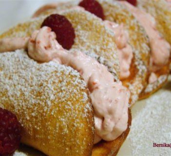 Biszkoptowe omleciki z bitą malinową śmietaną