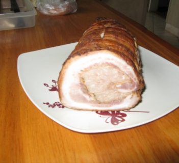 Boczek pieczony z farszem