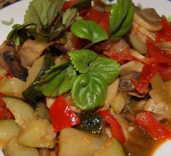 Duszone warzywa z pieczarkami.