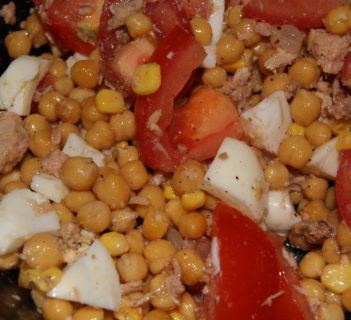 Salatka z ciecierzycy i kukurydzy.