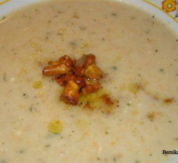 Zupa ziemniaczana z kurkami o kwaskowatym smaku