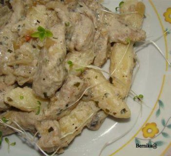 Pierś z indyka w śmietanie z kiełkami