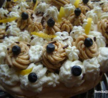 Torcik bezowy z kremem kawowym