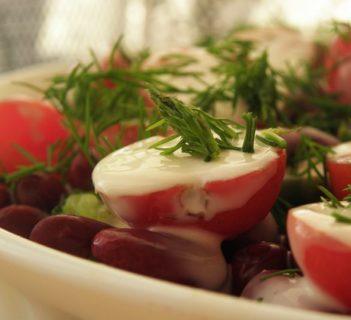 Warstwowa sałatka z brokułem