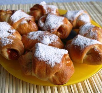 Rogaliki drożdżowe z dżemem morelowym