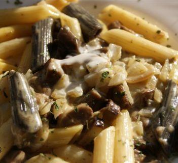 Penne z jesiennymi grzybami w sosie śmietanowym