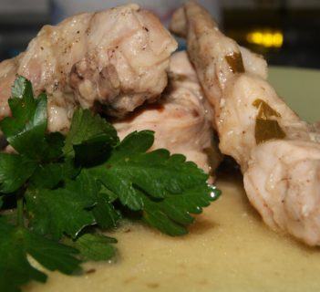 Królik z czosnkiem w białym winie