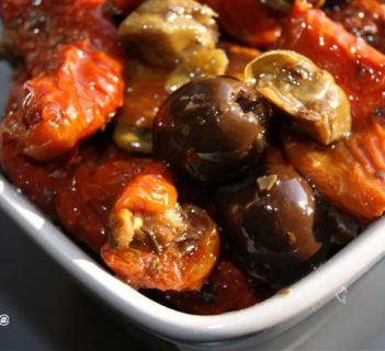 Domowy mix pomidory, oliwki i kapary