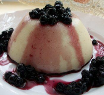 Kasza manna z sokiem borówkowym