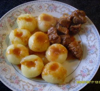 Kluski śląskie z gulaszem