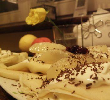 Naleśniki z gruszką i sosem waniliowym