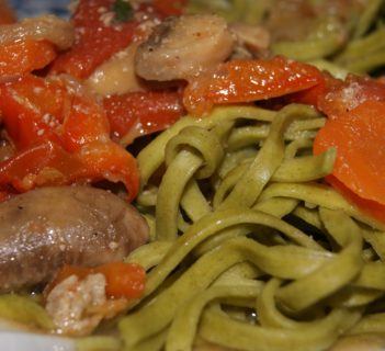 Spaghetti szpinakowe z warzywami