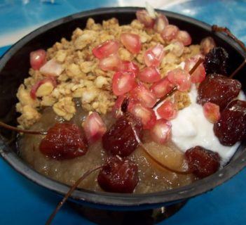 Muslli z serkiem wiejskim i konfiturą z jabłek