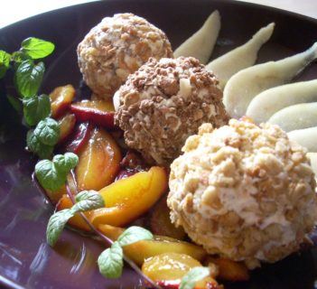 Serowe kule z płatkami i owocami