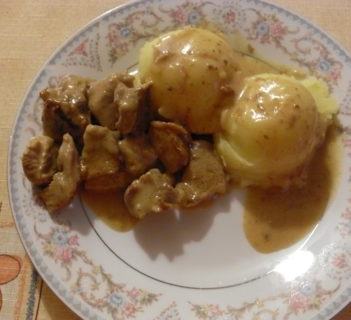 Gulasz z indyka w sosie śmietanowym