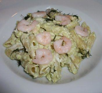 Sałatka makaronowa z avocado i krewetkami