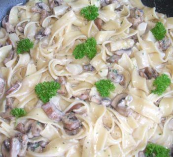 Makaron z pieczarkami i szparagami