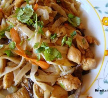 Kurczak z ryżowym tagiatelle