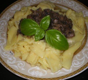 Makaron z sosem pieczarkowo-cebulowym