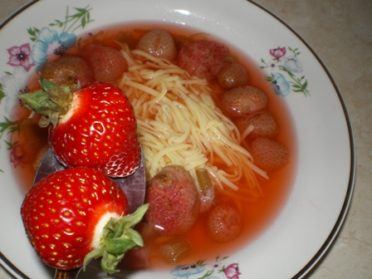 Zupa truskawkowa z makaronem nitki