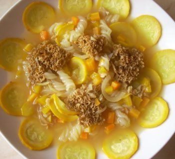 Zupa cukiniowa ze szmaciakiem i makaronem ryżowym