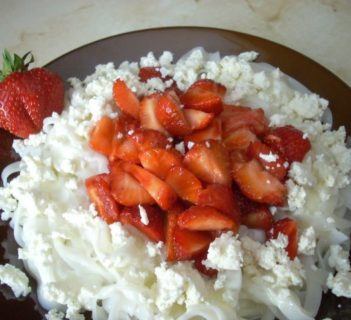 Makaron ryżowy z serem i truskawkami